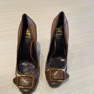 Burberry women’s vintage Brown Plaid heels - size 40